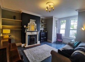 Palm Tree House, 3 Bed Victorian Home 5 Min Walk from Dartmouth Town Centre, Sleeps 5, Pet Friendly
